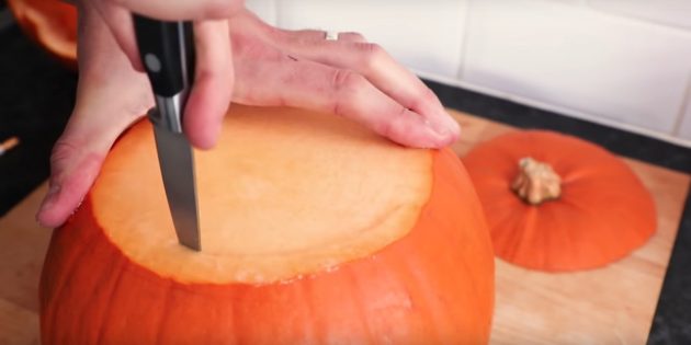 Как вырезать тыкву на Хэллоуин своими руками: вырежьте мякоть