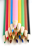 Цветные карандаши сложены в пирамиды - неглубоко ФО 